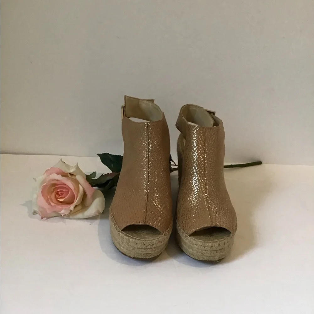 Kenneth Cole metallic peep toe platform, size 8.5 - Picture 2 of 9